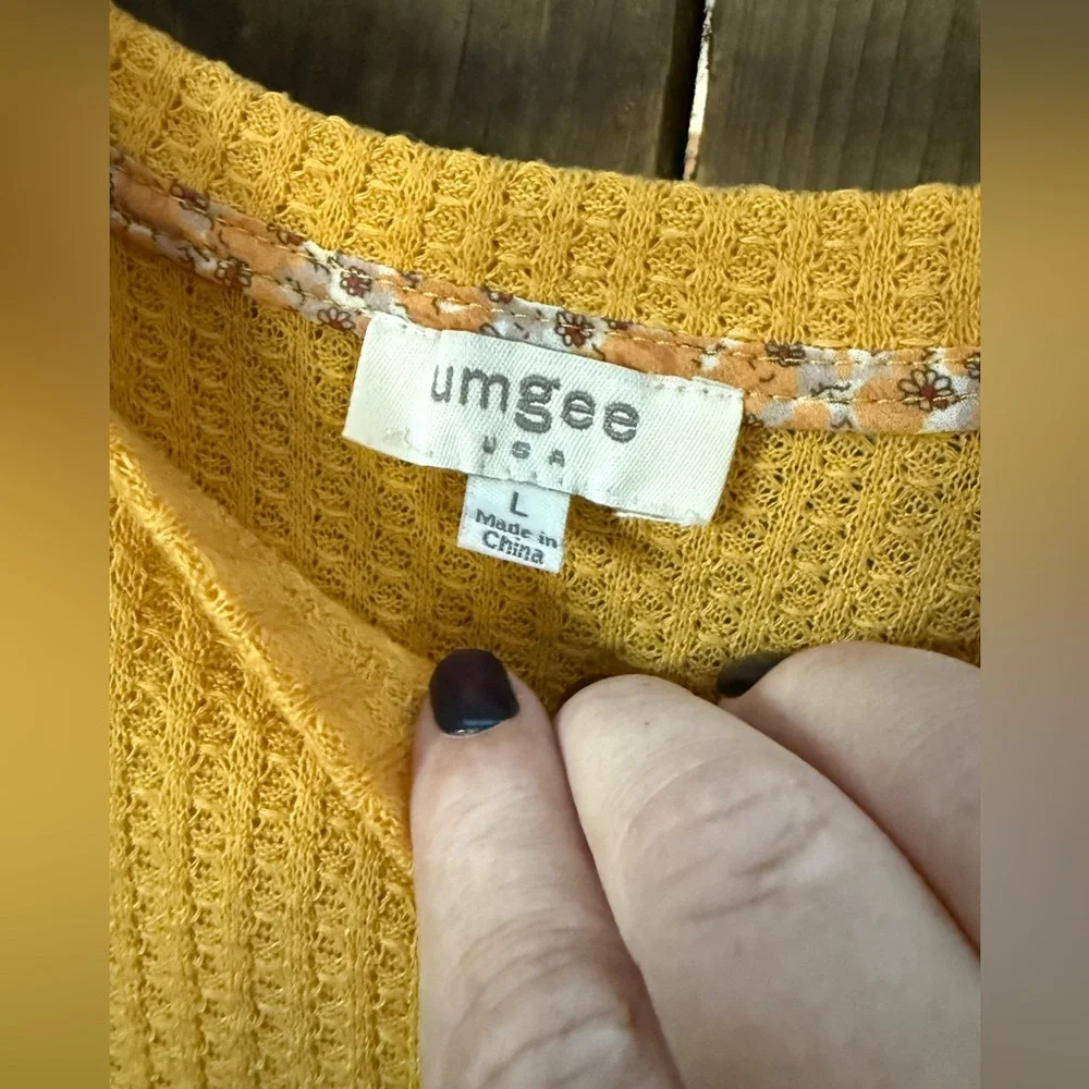 Umgee Floral Flowy Sleeve Waffle Knit Blouse Women’s Size Large Mustard Color - Picture 3 of 7
